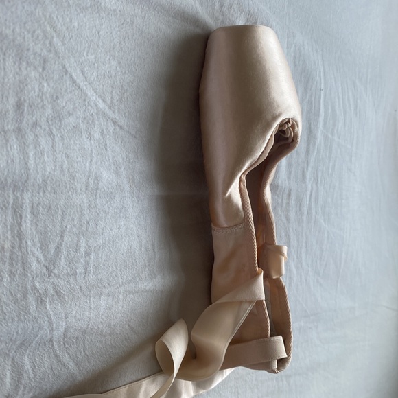 Pointe Shoe Package (shoes, gel pads, half cut tights) - Picture 5 of 10